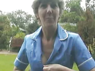 Mama gostosa lambendo Johnny's porno antigo caseiro Meaty Bologna