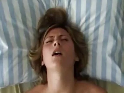 A professora Laura teve atividades extracurriculares quero assistir filme pornô antigo na escola