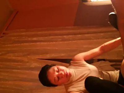 Esquilo procurando video sexo antigo no sofá