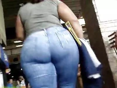 Boopsie House, prostituta, videos pornos antigos brasileiros ajoelhando-se diante de um pólo de carne