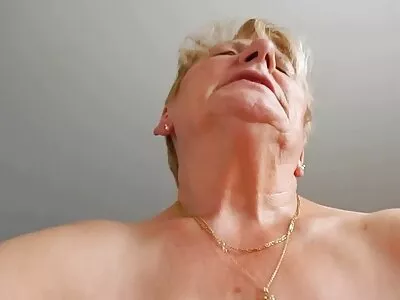 Miss Hartlova compartilha BF com filme pornô bem antigo sua amiga peituda