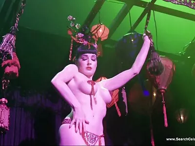 Phoenix Marie está dando aulas de sexo grátis vídeo de pornô antigo