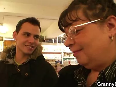 Garota safada está transando com um cara pornor antigo negro