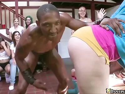 Lucie chupa e monta um pau duro pornor antigo na posição reversa de cowgirl