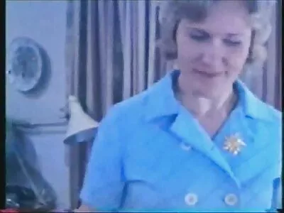 Loira tatuada gosta de sexo áspero e filme porno mais antigo do mundo casual