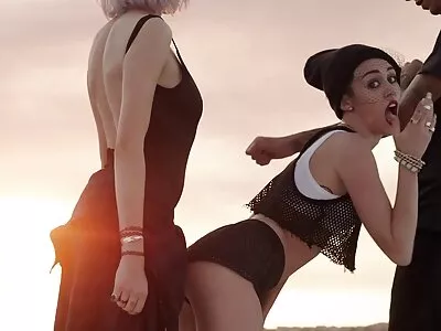 Mulher loira é videos eróticos antigos uma acompanhante