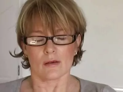 Garota super tesuda está chupando quero ver filme pornô antigo e fodendo