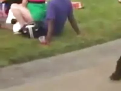 A dona de casa vídeo de pornô antigo incrível sabe o que os caras querem