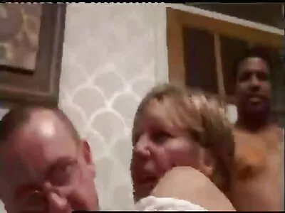 Gata excêntrica de meias sendo fodida por um videos antigos de porno cara mais velho no sofá