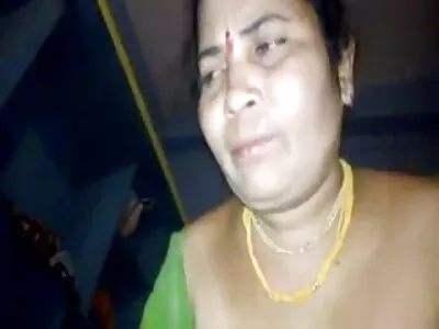 Garota insaciável foi fodida na vídeo de pornô antigo bunda